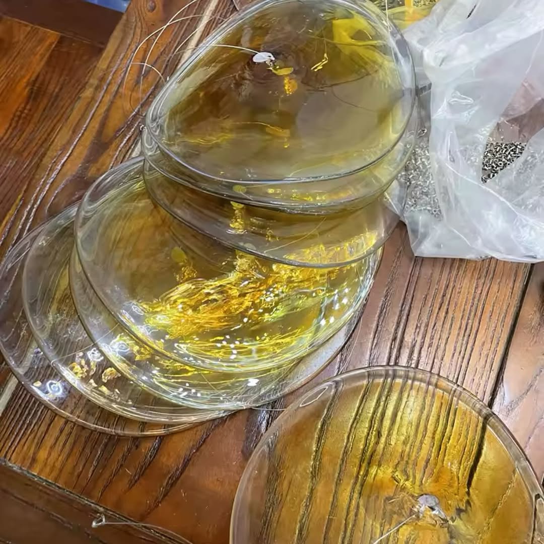 Lustre moderne en verre ambré flottant