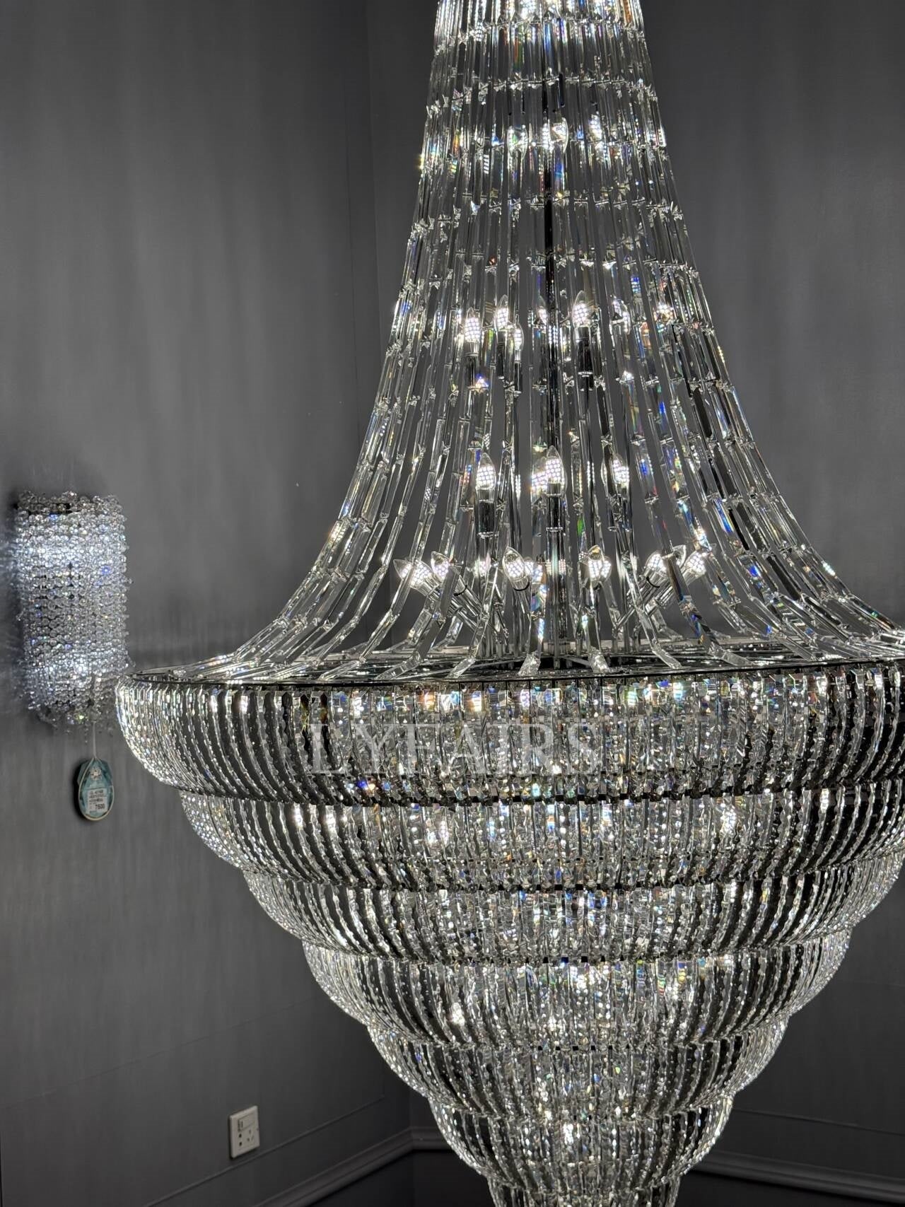 Lampadario di cristallo conico invertito a forma di torre di champagne