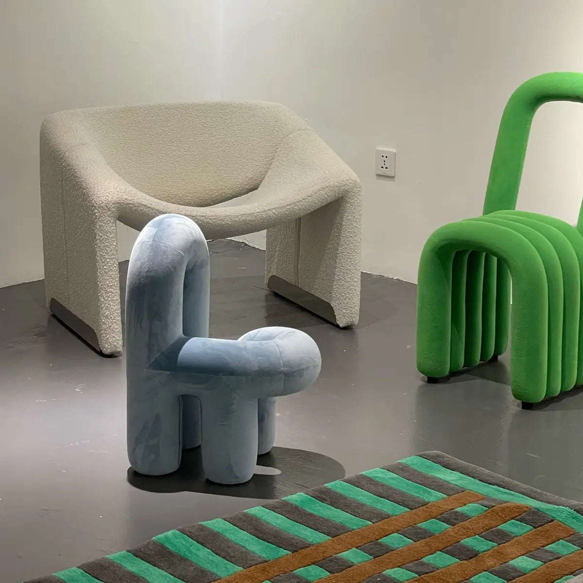 Sedia artistica con tubo irregolare