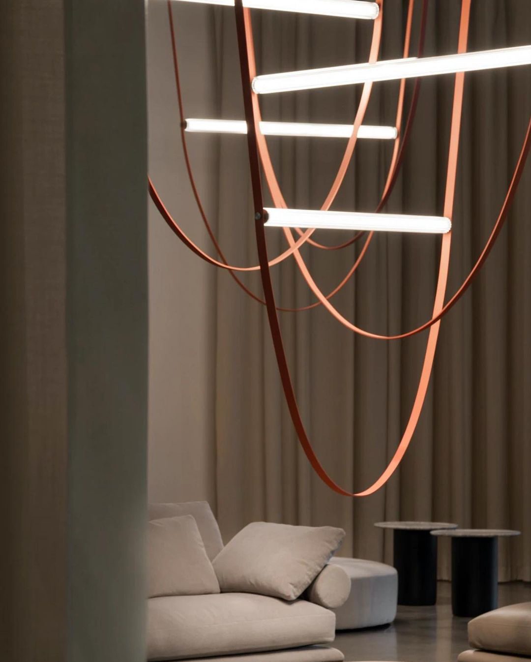 Lustre design en forme de U avec tube en verre à LED