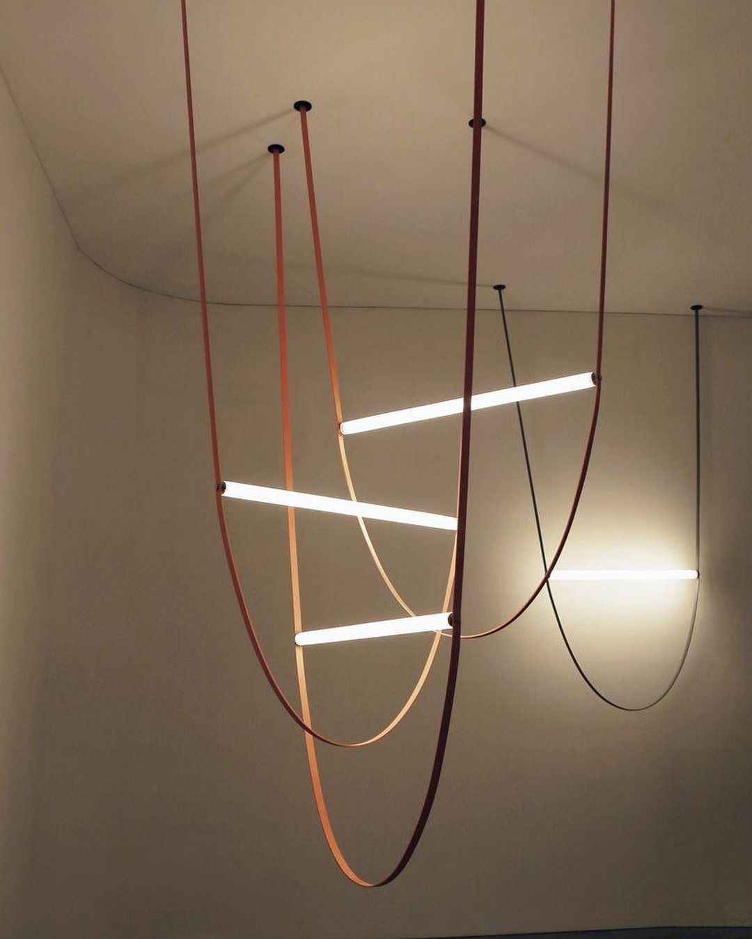 Lustre design en forme de U avec tube en verre à LED